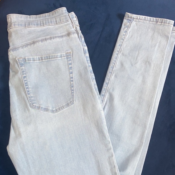 H&M SUPER HIGH RISE SKINNIEST 28 LONG LIGHT BLUE WASH JEANS - Picture 1 of 5